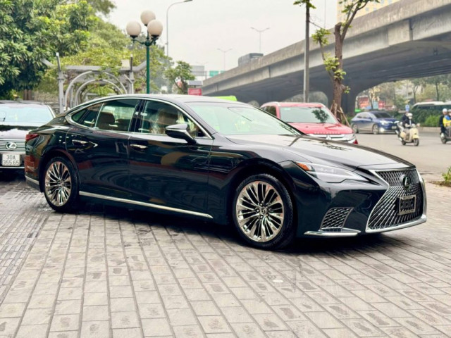 Lexus LS 500 2022 mới 100% được rao bán khoảng 5 tỷ đồng