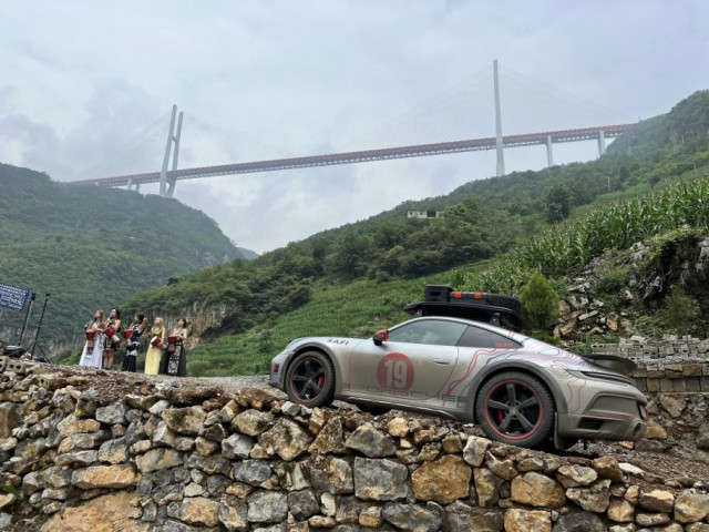 Doanh nhân Hải Phòng cùng Porsche 911 Dakar băng đèo, vượt núi hiểm trở tại Trung Quốc