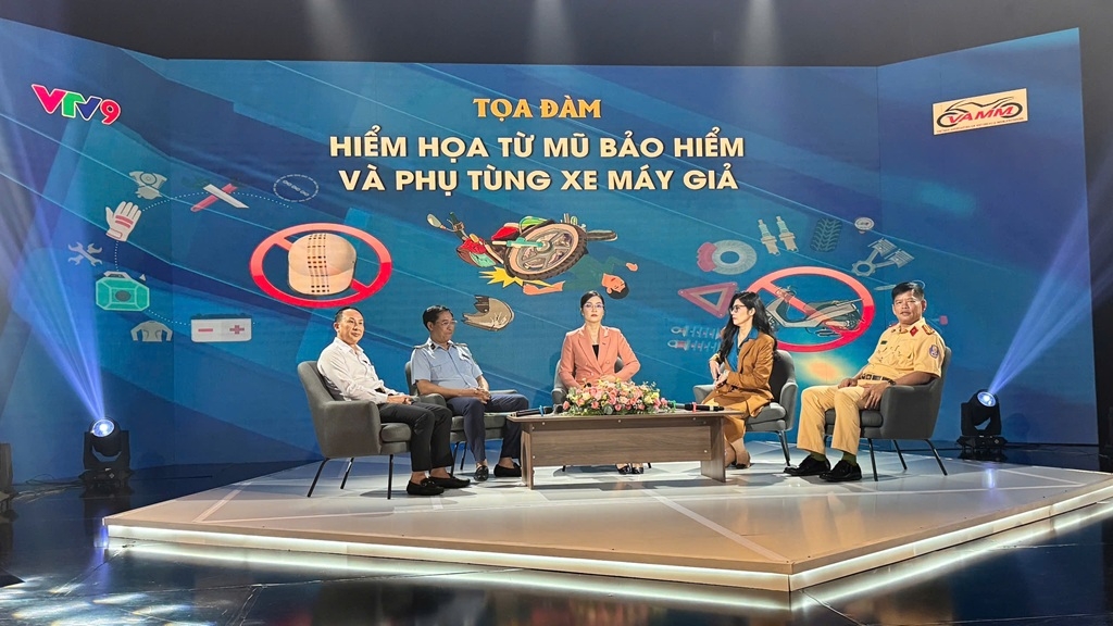 Hiểm họa từ mũ bảo hiểm và phụ tùng xe máy giả