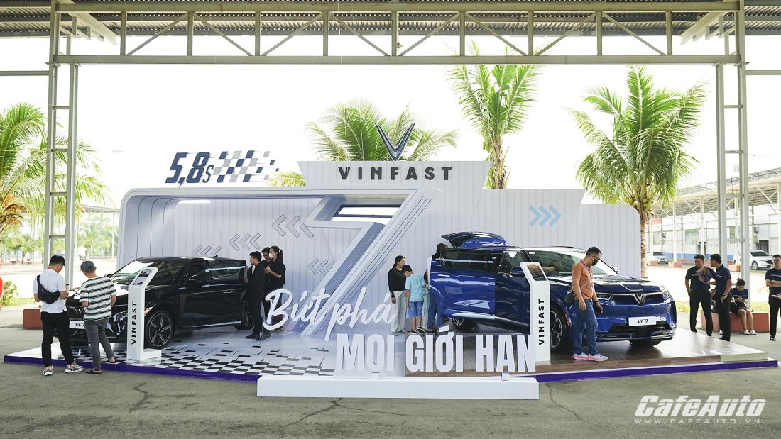 VinFast mang dàn xe điện thử sức trên đường đua, dùng VF 7 cho khách trải nghiệm Gymkhana