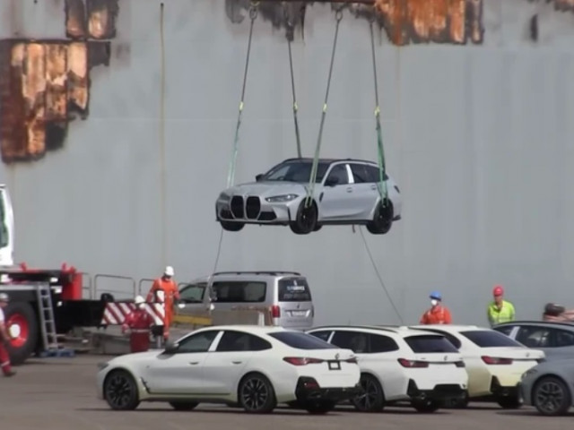 BMW cố gắng ngăn chặn hàng trăm ô tô trục vớt từ vụ cháy tàu Fremantle Highway bị bán ra thị trường