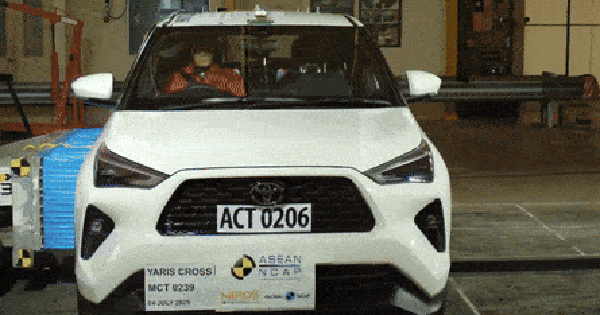 Ai chê Toyota Yaris Cross vỏ mỏng thì nên xem clip này: Đâm nát đầu, bẹp hông mà người vẫn được bảo vệ, điểm an toàn ngang Xforce
