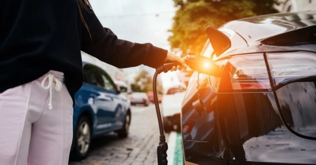 Có nên sạc pin xe điện đến 100%?