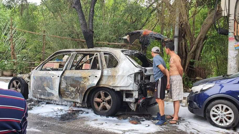 Một xe BMW đời cũ bất ngờ bốc cháy