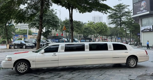 Lincoln Limousine hiếm bán lại giá 1,2 tỷ: Giá ngang Camry mới, dài gần gấp đôi C-Class, có ghế sofa, quầy bar 