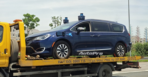 Chrysler Pacifica - Minivan đối thủ Carnival lần đầu lộ diện trên phố Việt Nam: Là bản PHEV, nóc gắn thiết bị cho xe tự lái