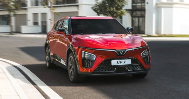 VinFast VF 7 lộ ảnh thực tế tại Ấn Độ, mâm xe nhỏ hơn, có ADAS và camera 360