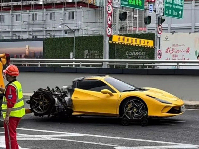 Ferrari F8 Spider cháy rụi trên đường do tài xế không biết lái xe số sàn