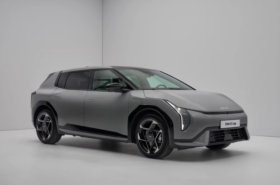 Kia EV4 ra mắt: Mẫu hatchback điện sạc đầy chạy được 625 km, giá từ 47.300 USD