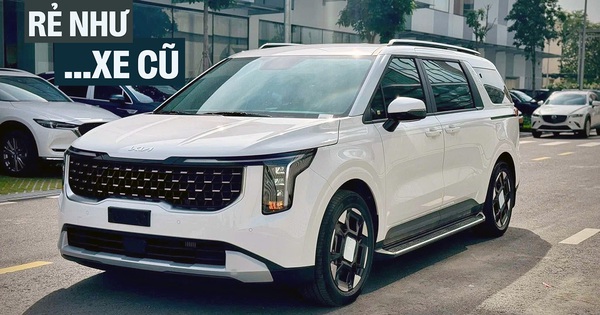 Giá Kia Carnival tiếp tục 