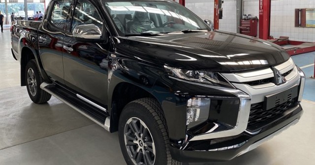 Xe bán tải Mitsubishi Triton dọn kho hạ giá sập sàn