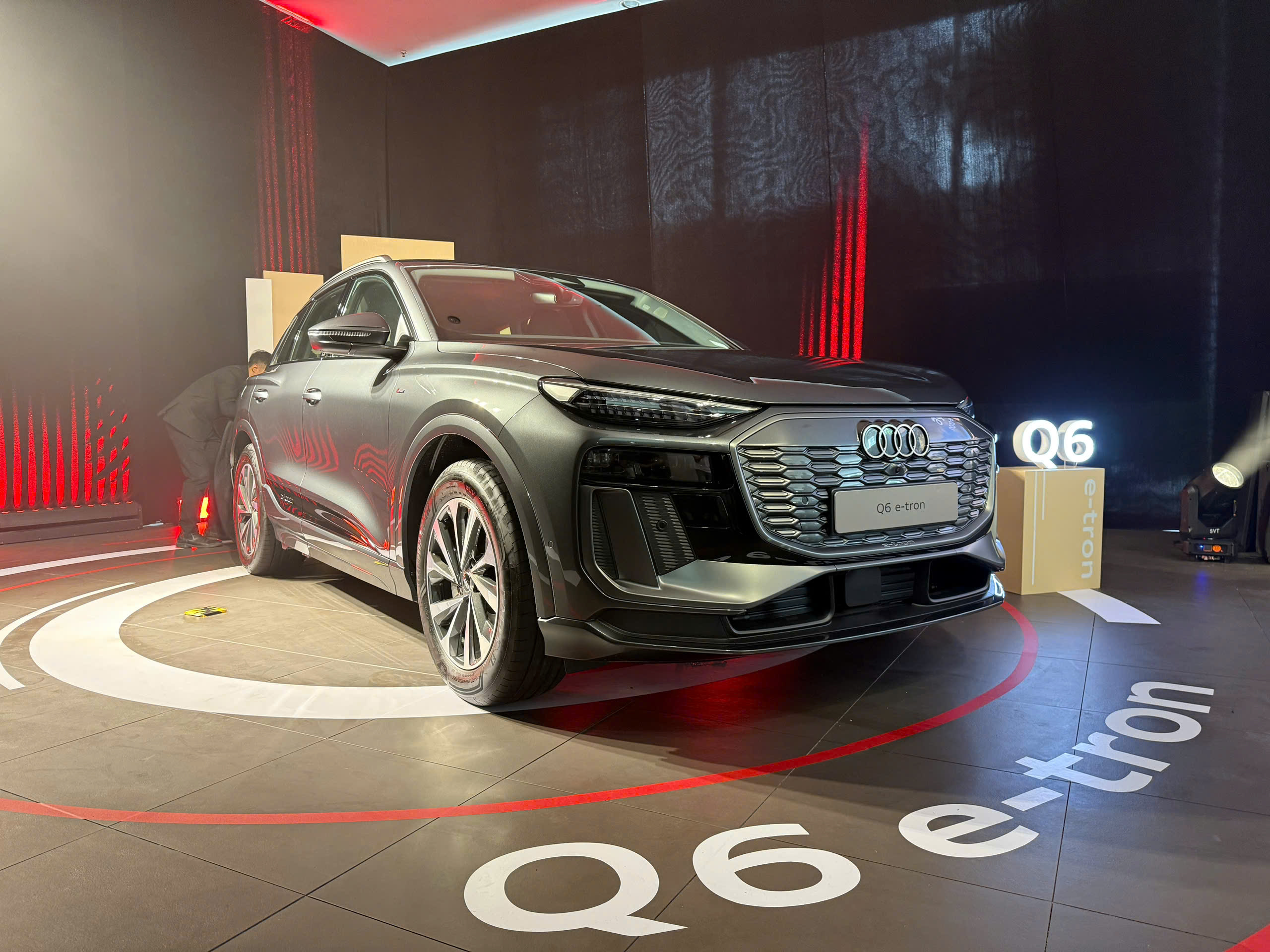 Audi Q6 e-tron 2026 chính thức ra mắt tại Việt Nam, giá từ 3,199 tỷ đồng
