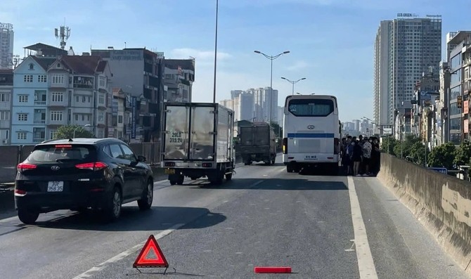 Hơn 40 hành khách mắc kẹt trên vành đai 3 vì bị người lạ rút khóa xe
