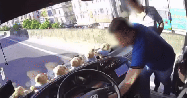 Người đàn ông lao lên xe khách rút chìa khóa rồi bỏ đi, 40 người bơ vơ giữa đường Hà Nội: Hé lộ nguồn cơn