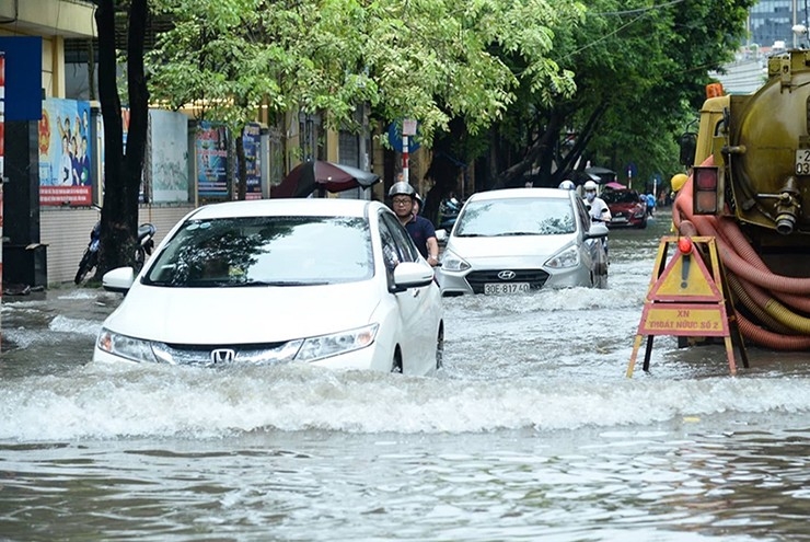 Một số lưu ý khi lái xe qua vùng ngập nước