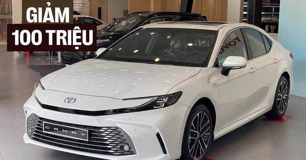 Toyota Camry giảm giá 100 triệu đồng tại đại lý: Bản 