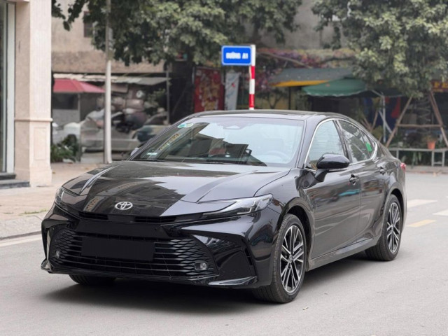 Toyota Camry được ưu đãi tới 100 triệu đồng, cạnh tranh trực tiếp Mazda6