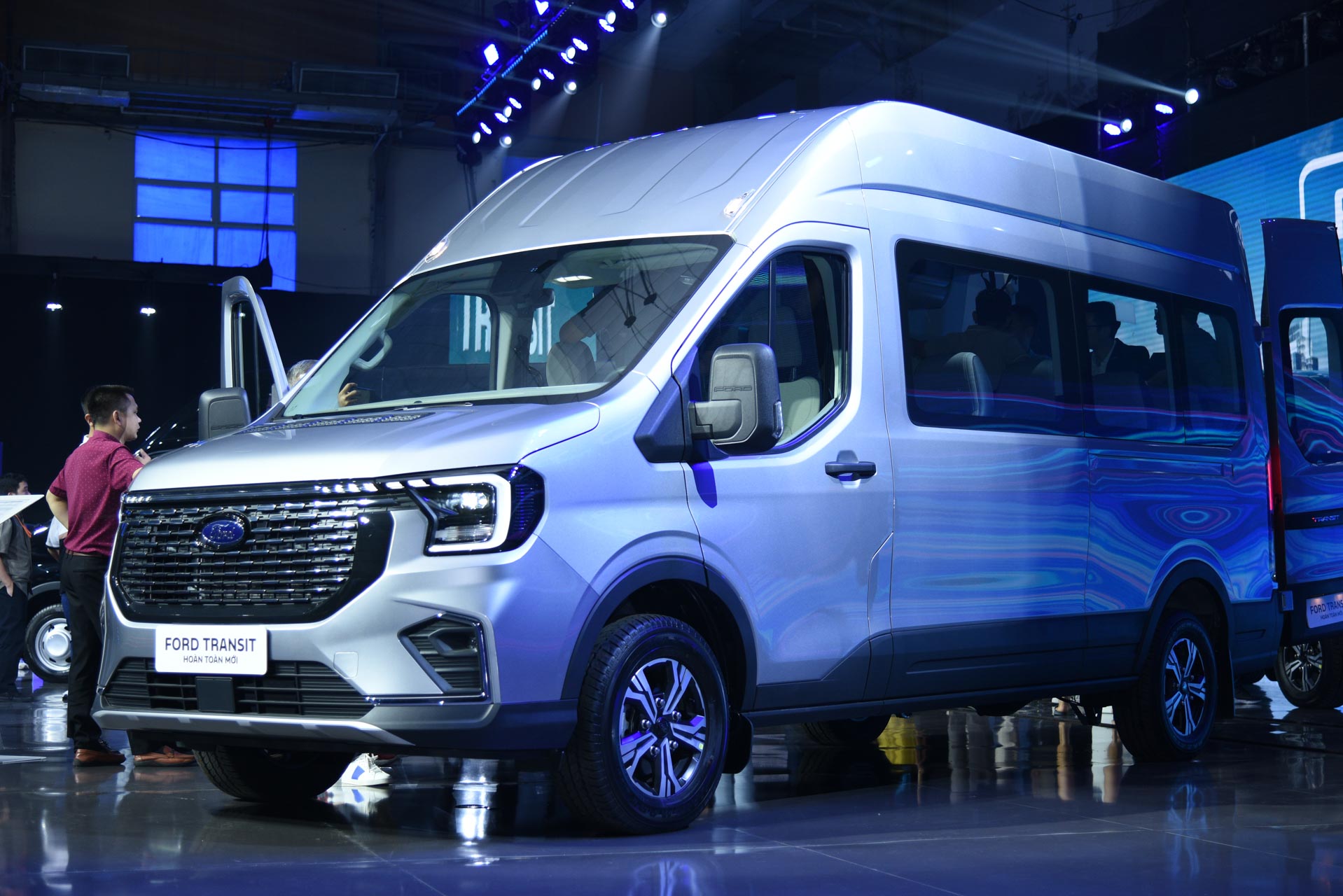Chi tiết Ford Transit 2025 giá từ 905 triệu đồng tại Việt Nam
