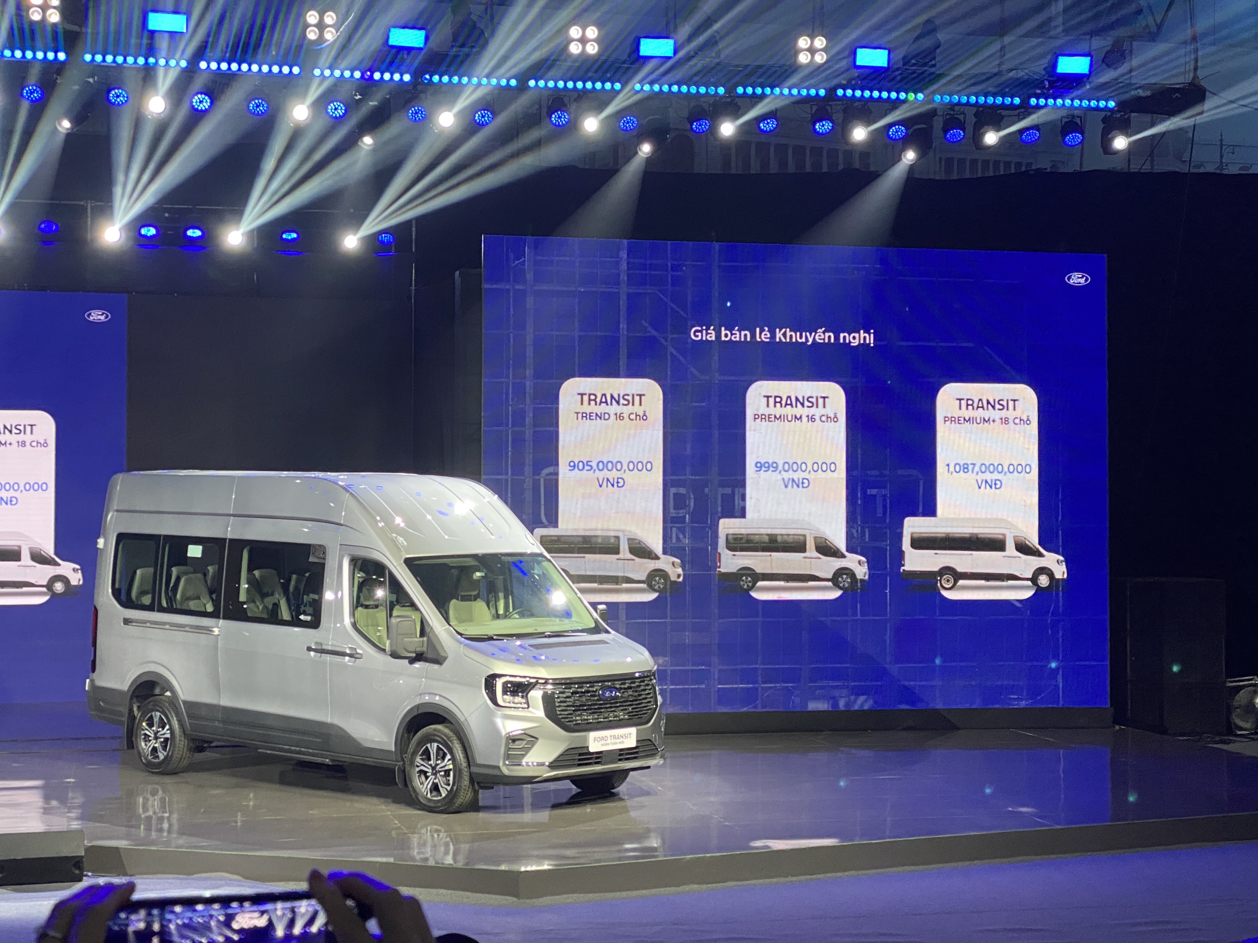 Ford Transit 2025 ra mắt tại Việt Nam: Thiết kế hiện đại, nội thất ấn tượng, giá từ 905 triệu đồng