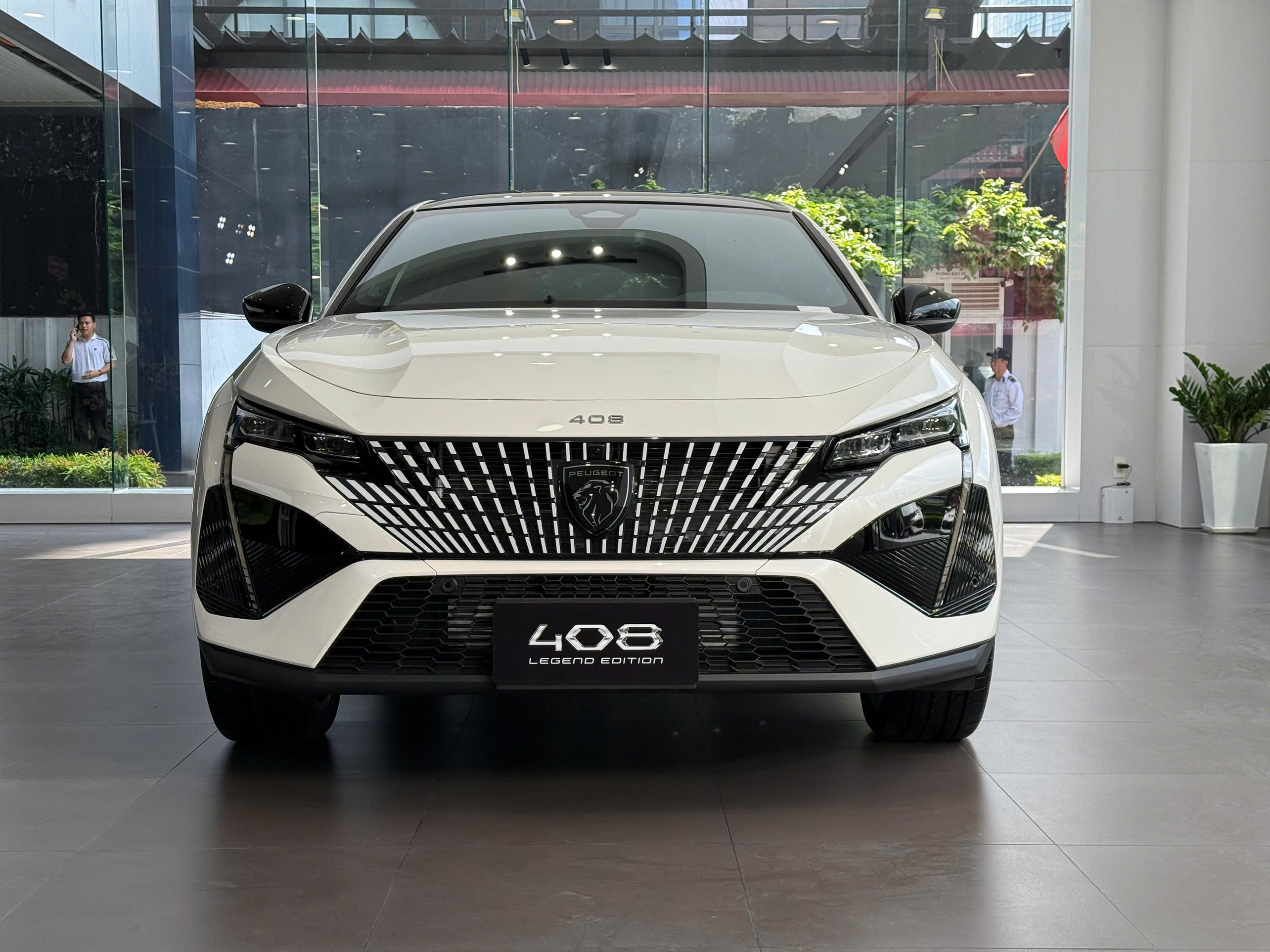 Ảnh thực tế Peugeot 408 Legend Edition tại showroom, giới hạn chỉ 215 chiếc
