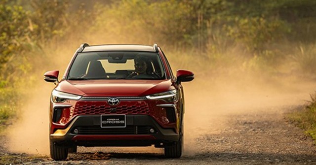 Mua xe thứ hai nên chọn xe Toyota Corolla Cross Hybrid hay xe điện