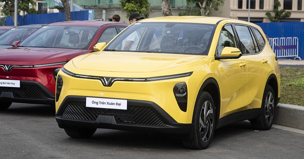 Ảnh thực tế VinFast Limo Green giá 749 triệu đồng đầu tiên bàn giao: 3 hàng ghế rộng thoáng, màn hình to nét, nhiều chi tiết cho thấy bản cá nhân sẽ còn wow hơn