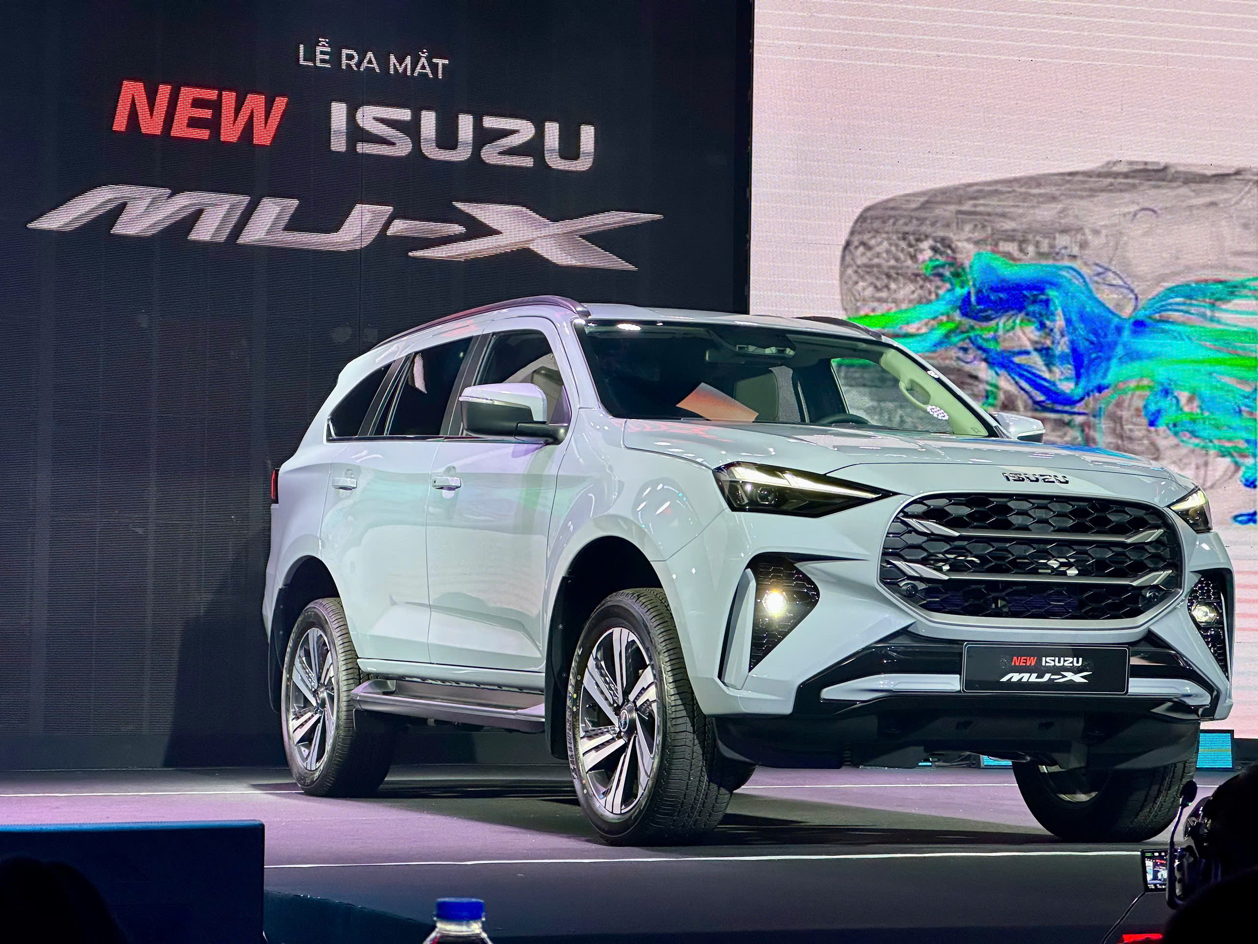 Isuzu mu-X 2025 chốt giá từ 928 triệu đồng tại Việt Nam