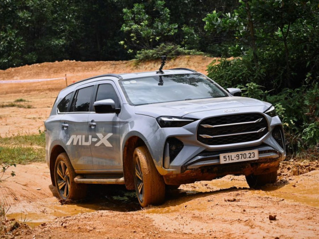 Isuzu mu-X 2025 ra mắt tại Việt Nam: Thêm bản Sport, giá từ 928 triệu đồng