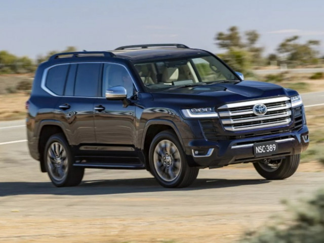 Toyota Land Cruiser 300 có doanh số vượt mốc 100.000 xe trong năm 2024