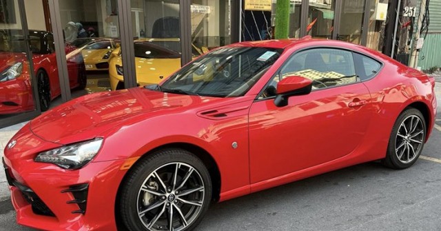 Doanh nhân Cường Đô La "tậu" xe số sàn Toyota 86 hàng hiếm