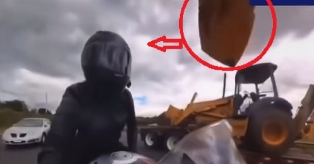 Clip: Hú vía cảnh mái che máy múc bay vào đầu lái xe máy