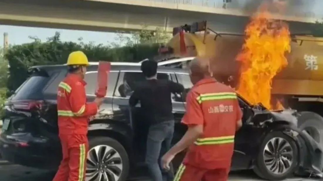 Xe điện do Huawei phát triển bốc cháy khi gặp tai nạn, thiệt hại lớn về người