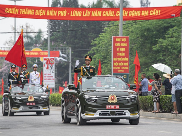 VinFast VF 8 mui trần oai nghiêm dẫn đoàn tại Lễ diễu binh mừng chiến thắng Điện Biên Phủ