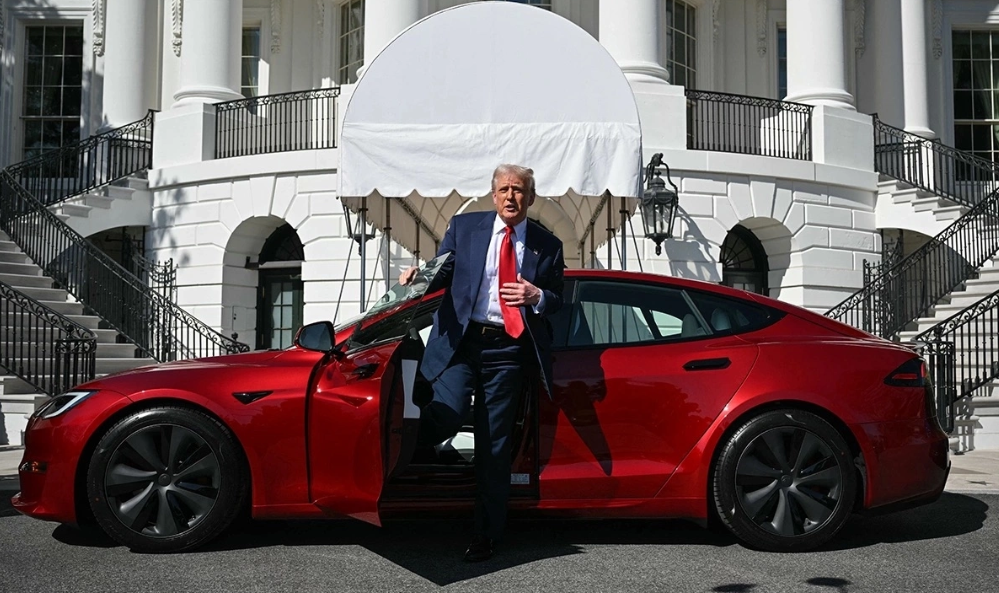 Chiếc Tesla của Tổng thống Trump bị bán tháo sau mâu thuẫn với Elon Musk