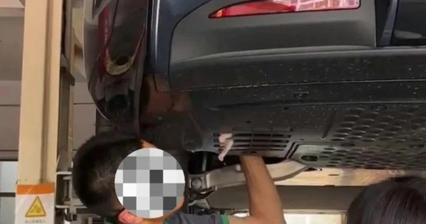 Thấy bàn chân lạ thò ra từ gầm xe ô tô, cô gái hoảng sợ tìm người giúp và nhận về cái kết bất ngờ