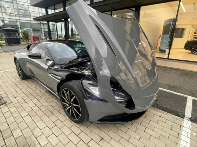 Aston Martin DB11 V8 màu xám China Grey liên tục đổi chủ tại Việt Nam