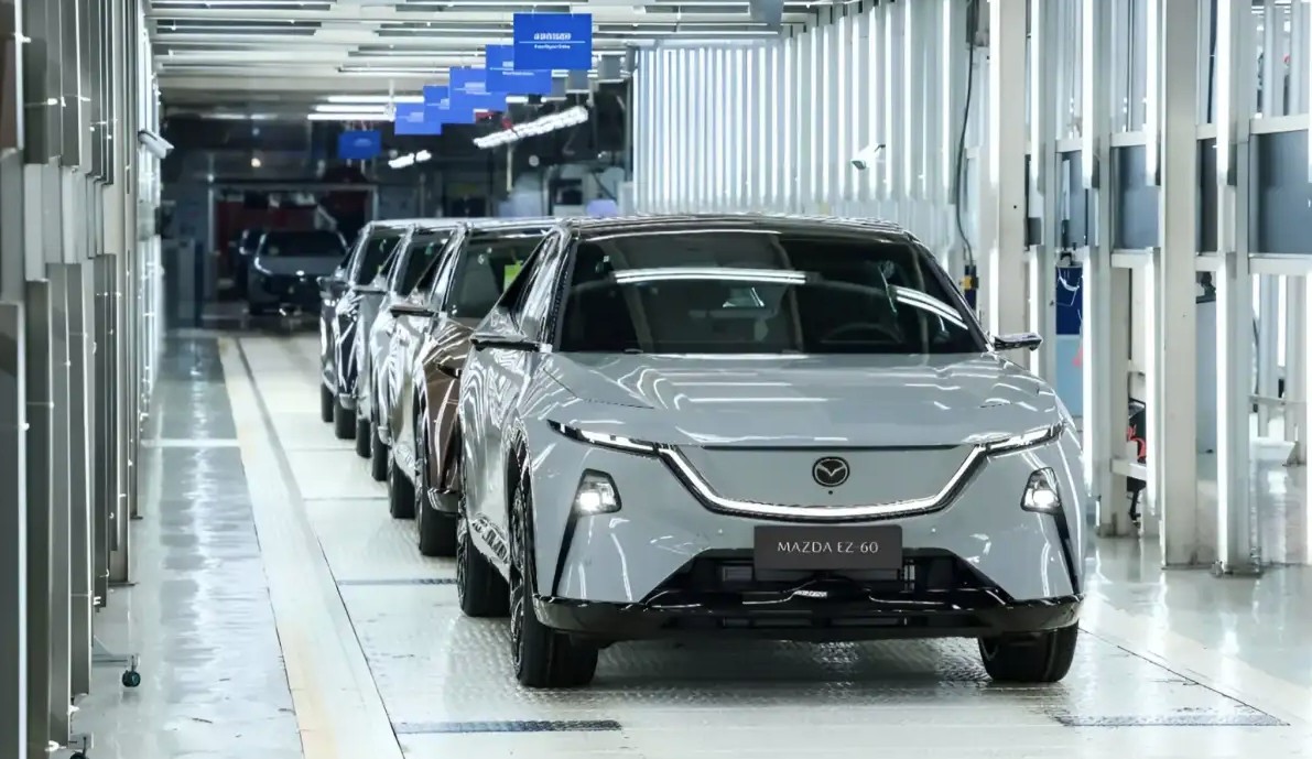 SUV điện Mazda EZ-60 lăn bánh khỏi dây chuyền sản xuất, sẵn sàng bàn giao tới tay người dùng
