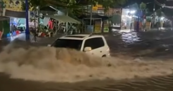 VIDEO: Xe Lexus LX570 "chết đứng" khi trên đoạn đường ngập nước, lái xe cần lưu ý gì?