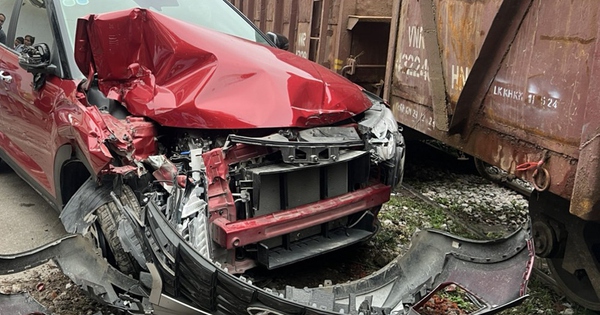 Ô tô bị tàu hỏa hất văng: Ngoài thiệt hại nghiêm trọng, tài xế còn bị phạt gì?