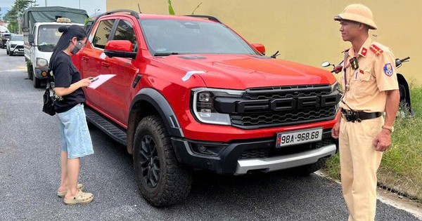 Xe bán tải vượt đèn đỏ, lộ biển số giả "lộc phát"