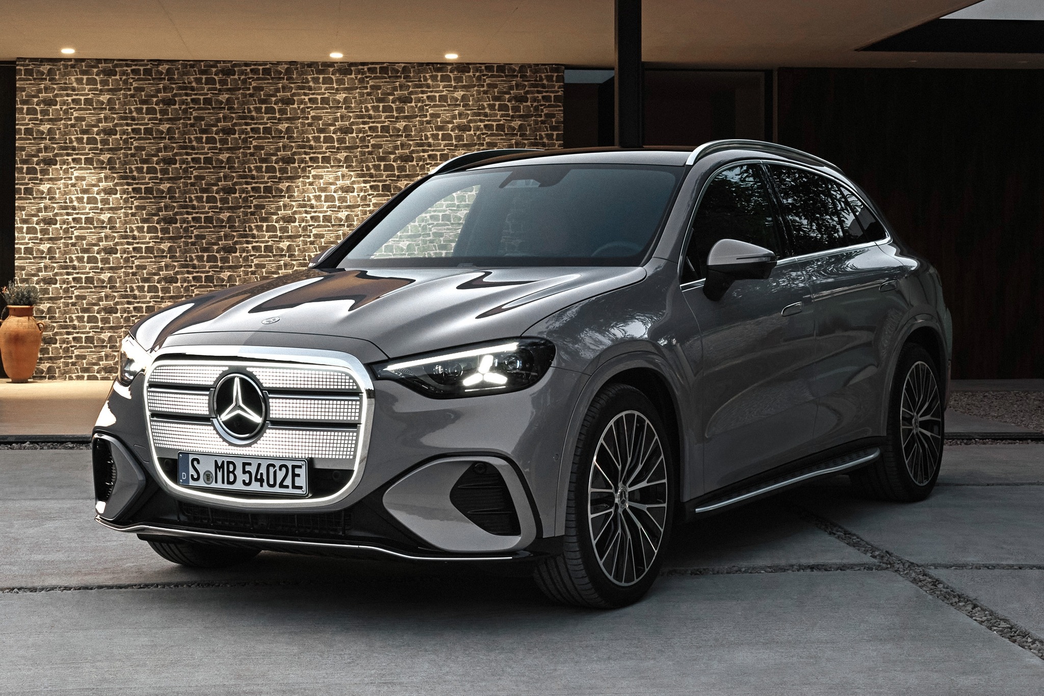 Mercedes GLC EQ 2026 ra mắt: SUV điện với lưới tản nhiệt “siêu to”, tầm hoạt động hơn 700 km