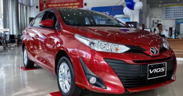 Những mẫu sedan vẫn còn bản số sàn để chạy dịch vụ