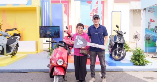 Người dân Hải Phòng, Đà Nẵng hào hứng “đổi xe xăng, lấy xe máy điện”