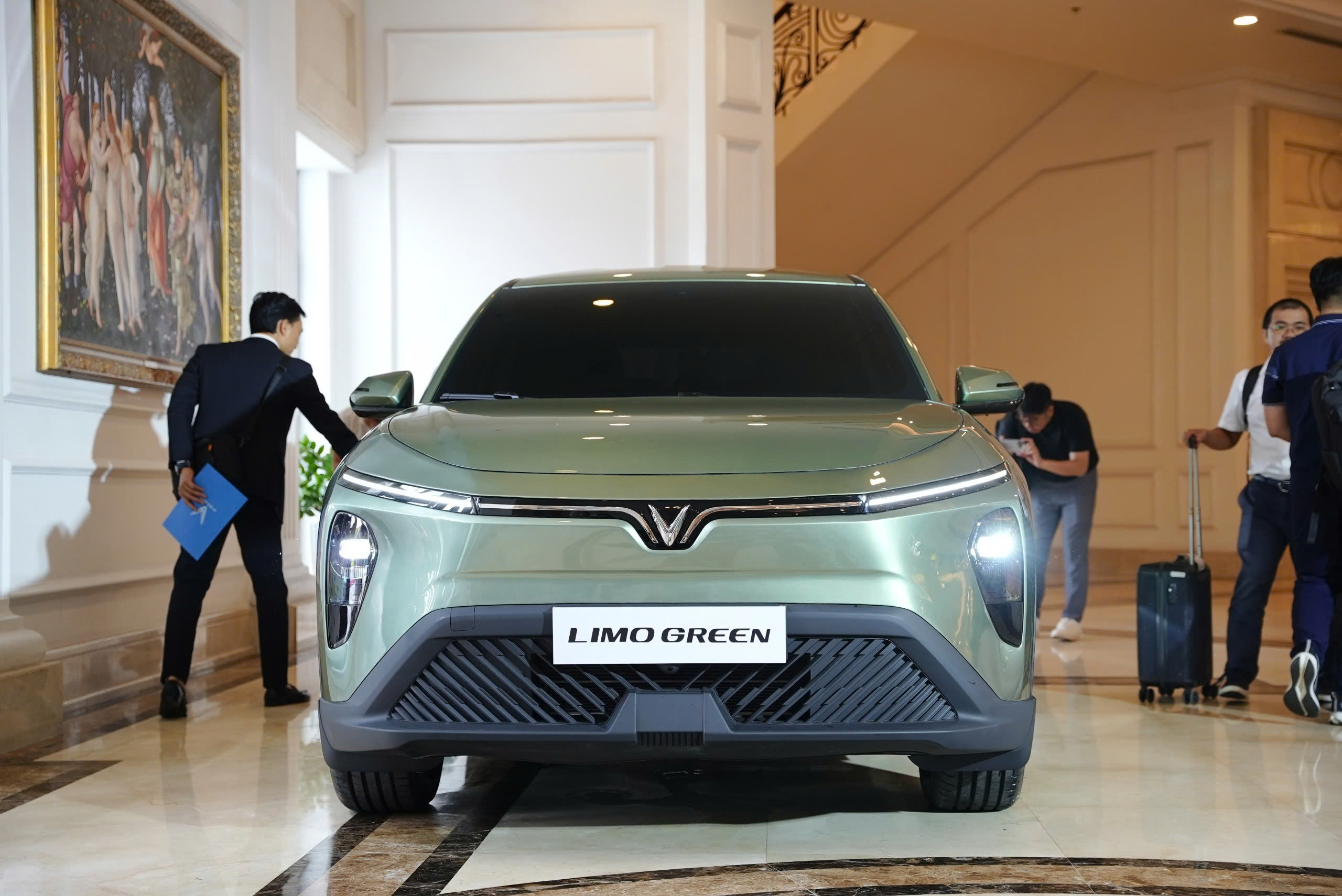 Soi chi tiết VinFast Limo Green bản tiền thương mại