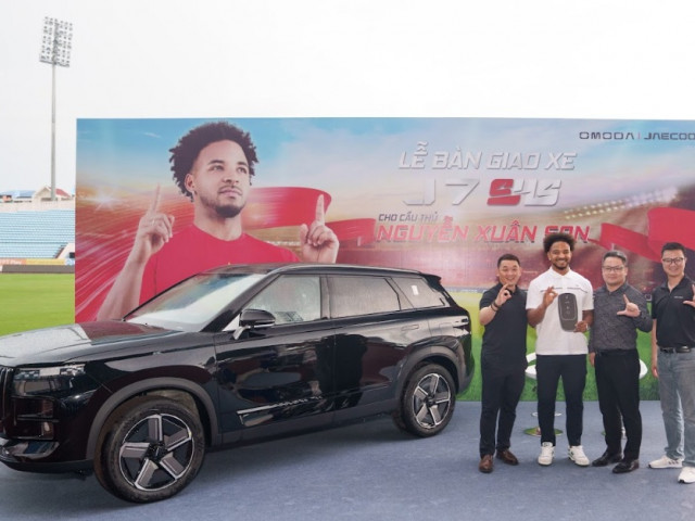 Omoda & Jaecoo bàn giao Jaecoo J7 PHEV cho cầu thủ Nguyễn Xuân Son