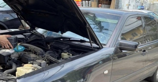 Người mua 3 chiếc Mercedes, BMW đời 