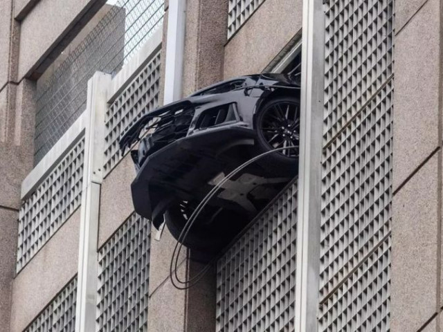 Chevrolet Camaro suýt lao từ tầng 6 xuống đất do tài xế quên về số