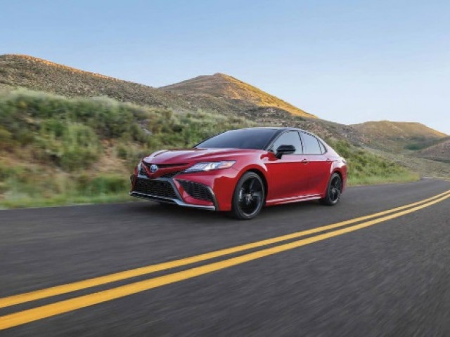 Toyota Camry, Land Cruiser 2024 bị “bia kèm lạc”: Đại lý báo giá xe chêch cả tỷ VNĐ với giá niêm yết