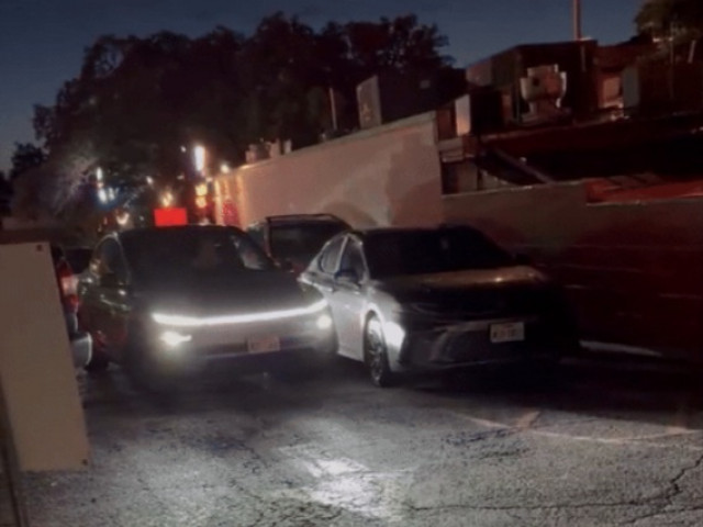 Taxi tự hành của Tesla ghi nhận va chạm đầu tiên tại Mỹ
