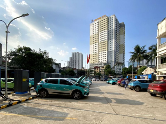 Tài xế xe điện hào hứng với trạm sạc V-Green siêu nhanh mới ở Trương Định, Hà Nội